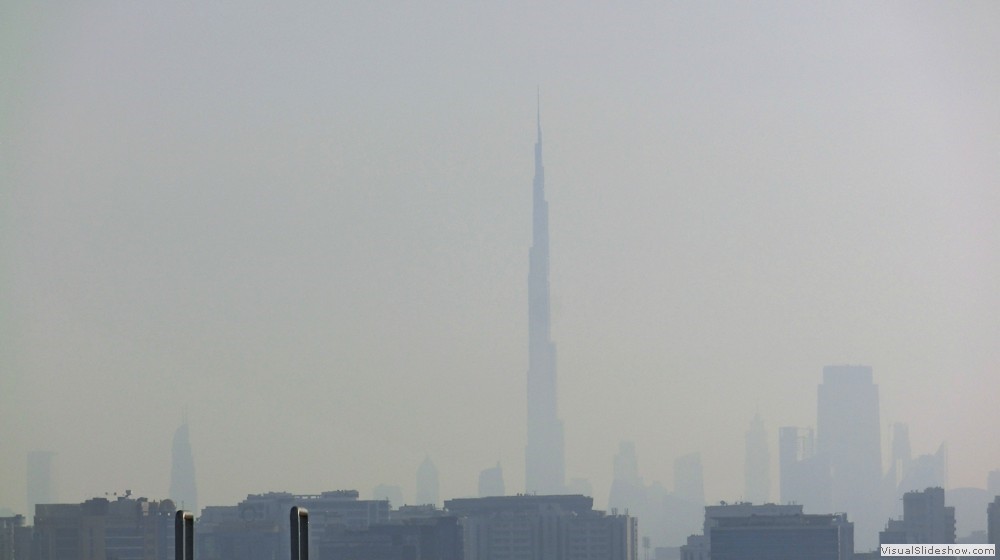 35-In der Ferne der Burj Khalifa