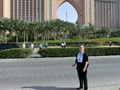 22-Renate vor dem gigantischen Hotel Atlantis