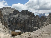  Die Gartlhtte und im Hintergrund erkennt man die Marmolada