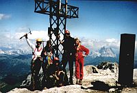  Wir stehen glcklich am Gipfelkreuz der Marmolada 